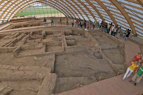 Enclosure with soil covered by semi-open arched roof