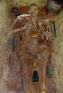 Skeletal body in tomb with goods