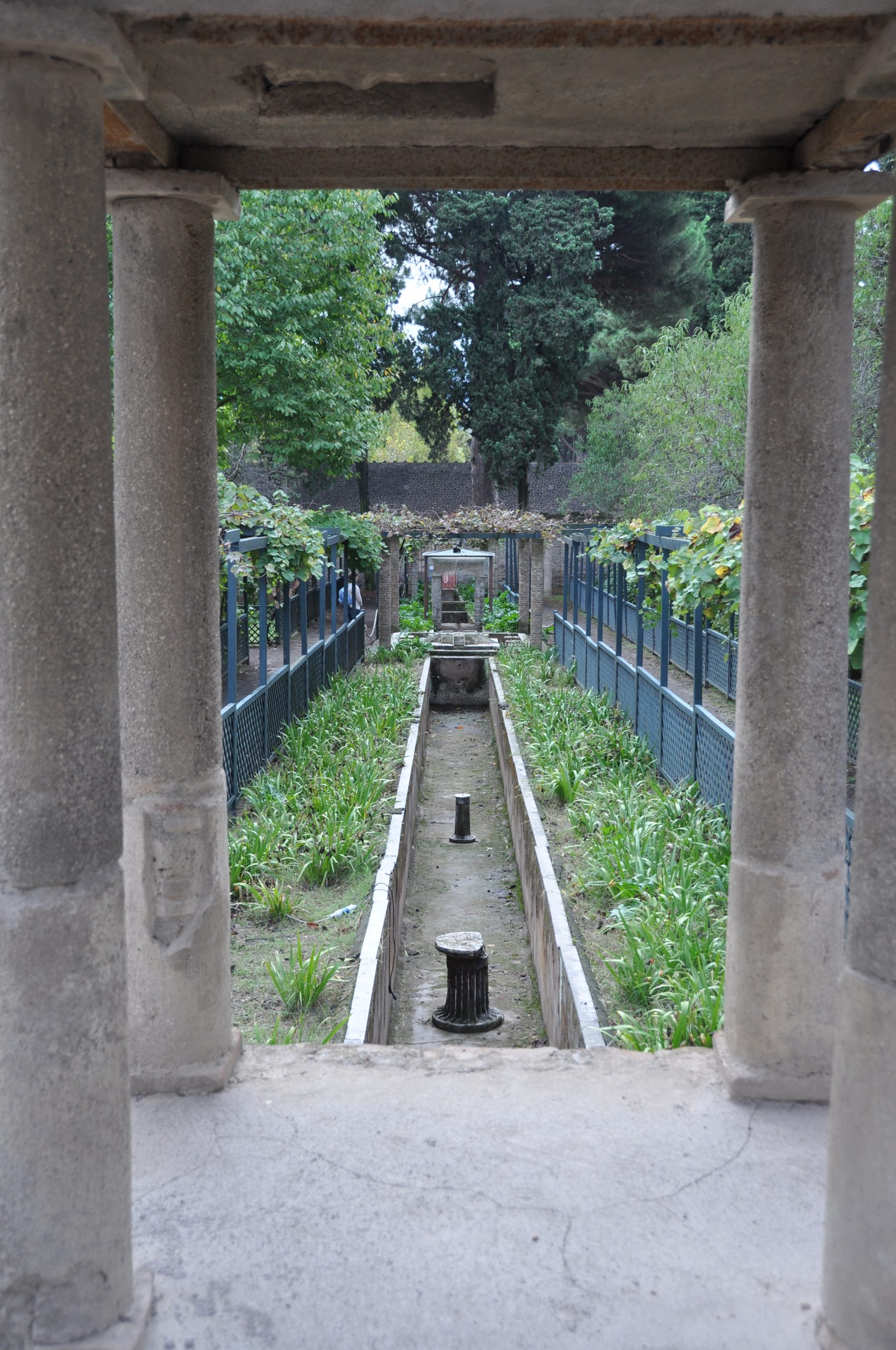 Columns frame image of empty pool